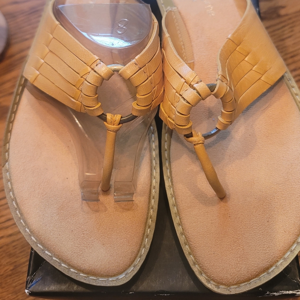 NWT Liz Claiborne Flex Mustard Yellow Genuine Leather Thong Shoes Sandal…